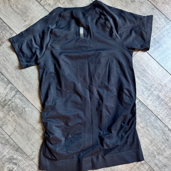 Athleta Finish Fast Seamless Short Sleeve Ruched Tee Black size Large - Picture 6 of 7